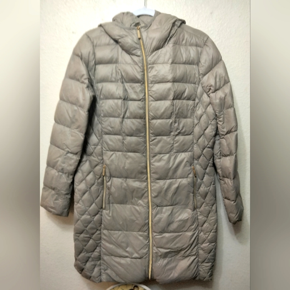 Michael Kors Down Puffer coat. Size L. Packable. Long. Gold Tone Double Zippers.